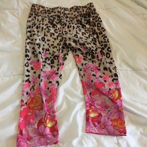 leper d and flower print capris